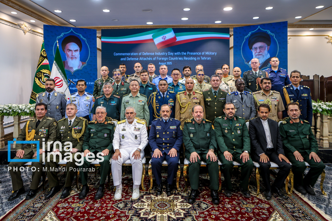 عکس/ ادای احترام وابستگان نظامی به شهدای جنگ ۱۲ روزه