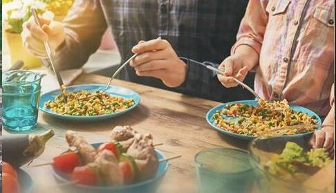 کم غذا بخوریم یا درست غذا بخوریم؛ کدام بهتر است؟