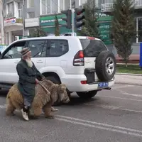 تصاویری عجیب از خرس‌سواری یک پیرمرد در تاجیکستان