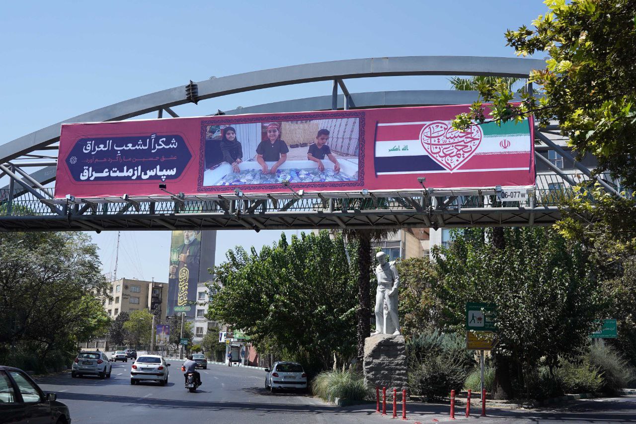 عکس/ اکران تصاویر قدردانی از ملت عراق در سطح شهر به مناسبت اربعین