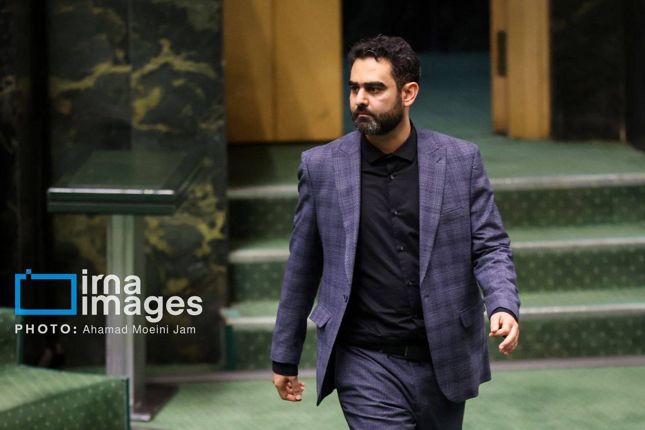 ثابتی: دلار از ۹۵ هزار تومان گذشت و پزشکیان به جای جلسه با وزیر اقتصاد به عیادت خاتمی میرود