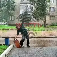 لحظه افتادن مرد و ترکیدن بطری پرخطر