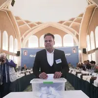 حضور پررنگ و عجیب رئیس هیئت فوتبال یک استان در تهران و کنار زمین