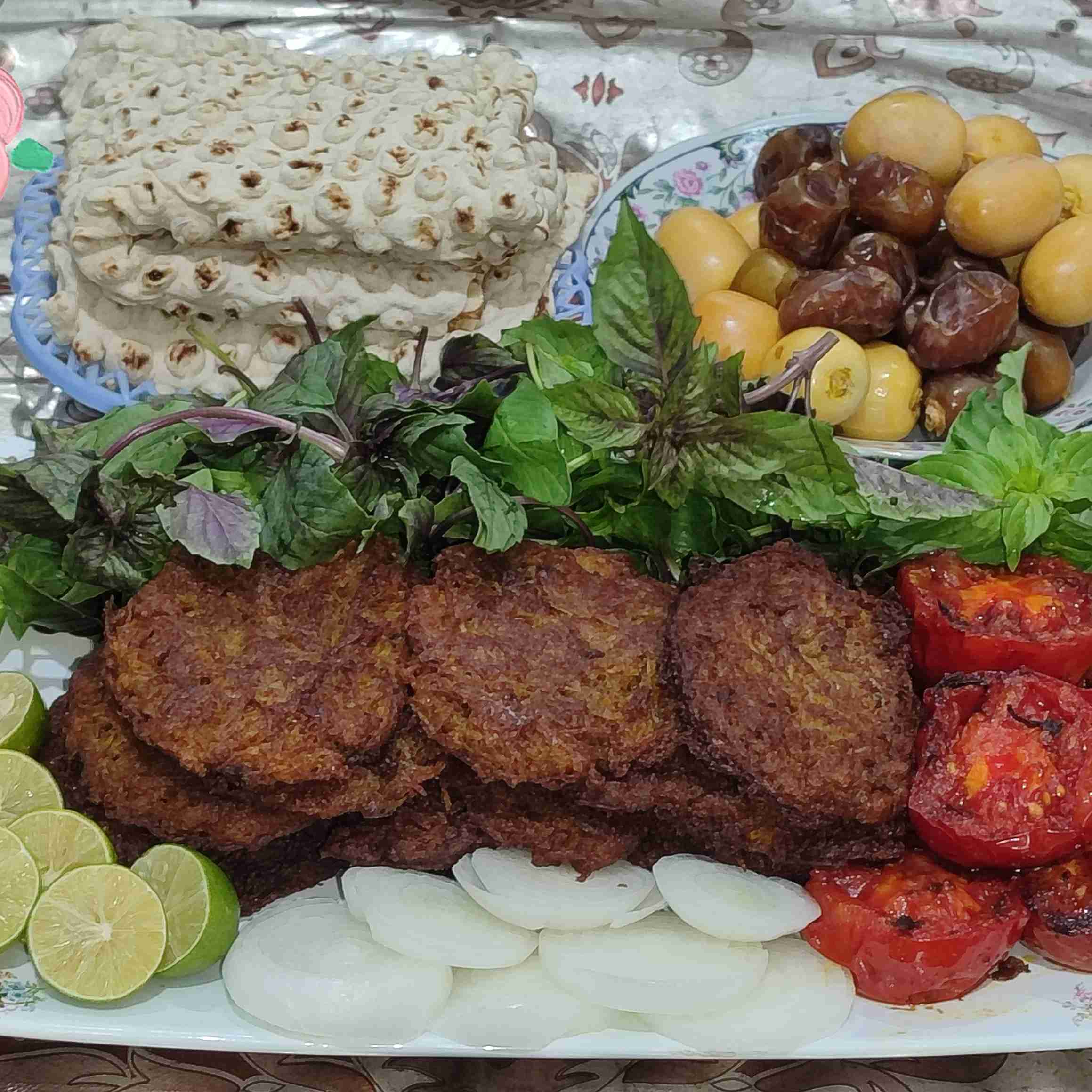 ناهار اول هفته..کوکوسیب زمینی،گوجه فرنگی سرخ شده و رطب وخارک تازه چین از نوع برحی 😋 نوش نگاهتان 🌿🍒🍒🍒🍒🌿