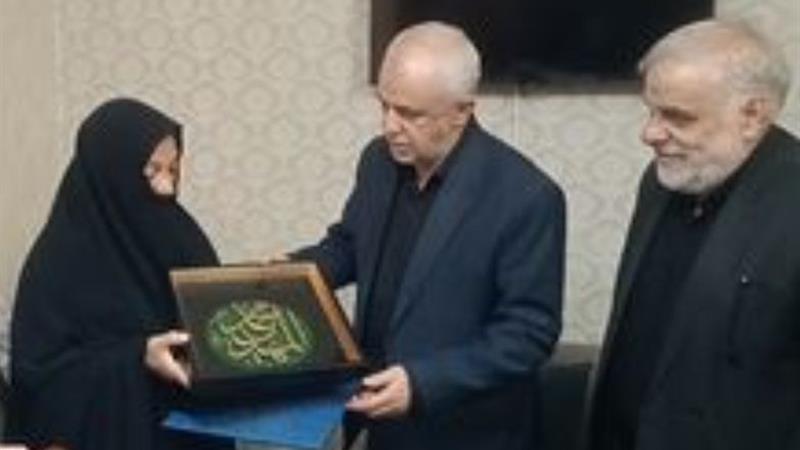 معاون رئیسجمهور با خانواده شهیدان قهرمانی در اسلامشهر دیدار کرد
