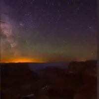 فیلمبرداریِ بسیار زیبا از آسمانِ شب بر فراز یک کوه