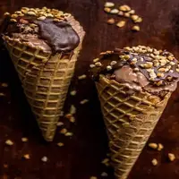 این بستنی ده هیچ بستنیهای بیرون رو میزنه