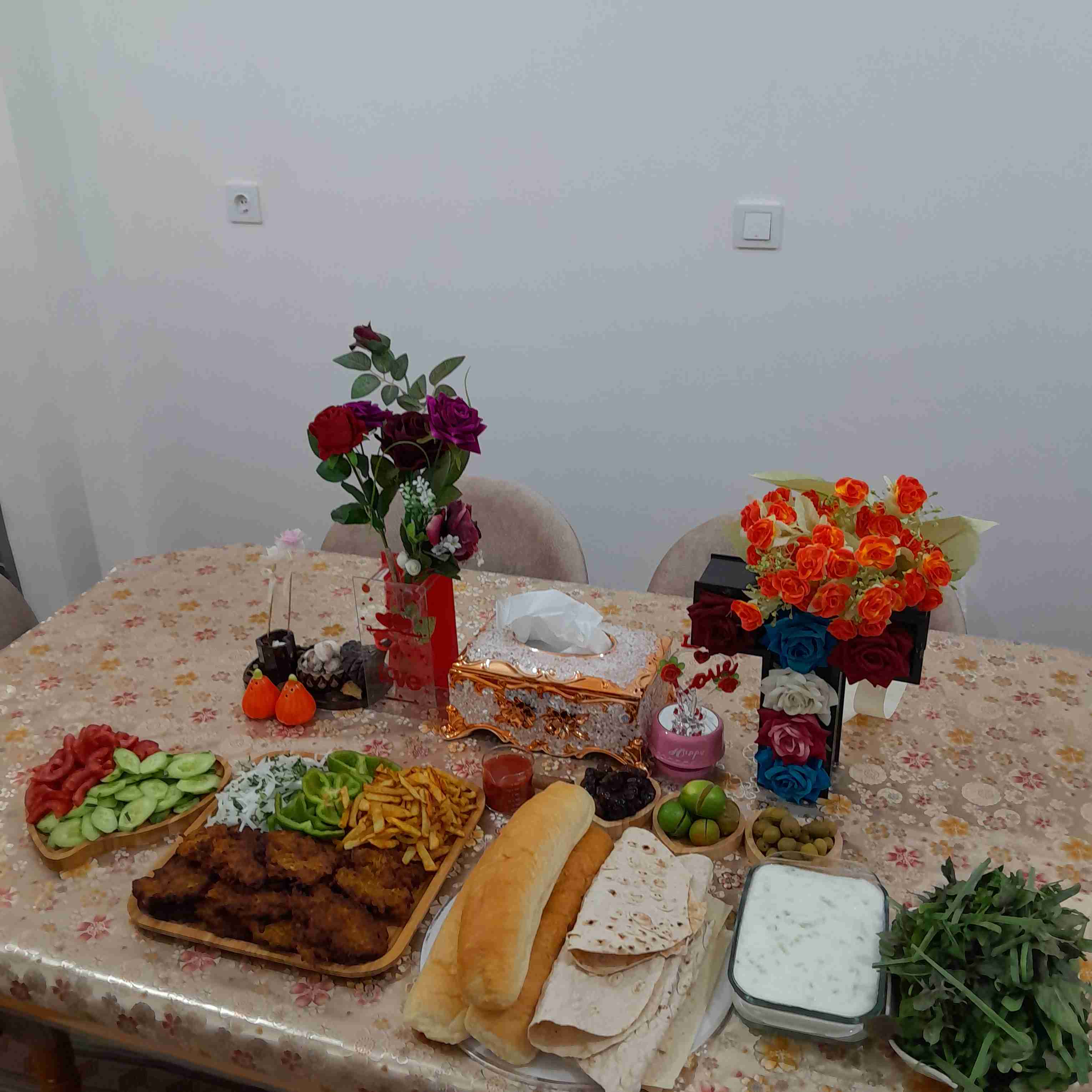به وقت نهارامروز شامی کباب بامخلفات،نوش نگاه عزیزان ودوستان 😋😋🌹🌺🌹😋قشنگترین چیزهای دنیانه قابل دیدن ونه حتی قابل لمس کردن هستند،بلکه بایدآنهاراباقلب خودلمس کنید💫💫🌺🌹دست‌پخت نازبانوی گل وبامحبت خونم😋😋🌺🌹🥰😘🫶💞💞💓🫶