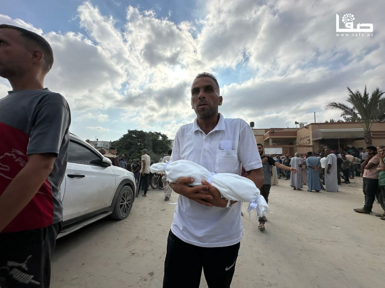 تشییع پیکر نوزاد شهید بر اثر قحطی در خان‌یونس  