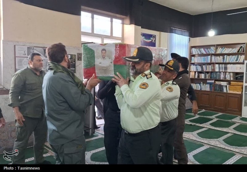 عکس/ وداع جانسوز خانواده و همرزمان با پیکر شهید تولی