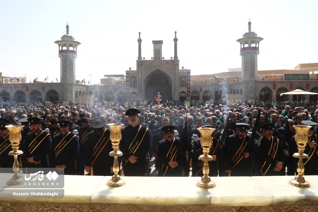 عکس/ دسته عزاداری خادمان در حرم حضرت معصومه(س) 