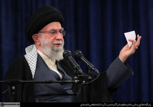رهبر انقلاب: ملت ایران در برابر خواسته اهانت‌آمیز آمریکا برای گوش به فرمانی، با  قدرت می‌ایستد