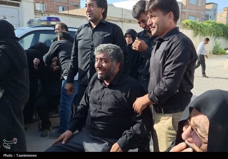 عکس/ وداع جانسوز خانواده و همرزمان با پیکر شهید تولی