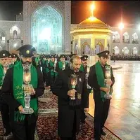 شمع‌گردانی خادمان ‌در شام غریبان امام رضا(ع)