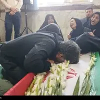 عکس/ وداع جانسوز خانواده و همرزمان با پیکر شهید تولی