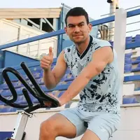 آشورماتوف در حال نصب مجدد رباط صلیبی