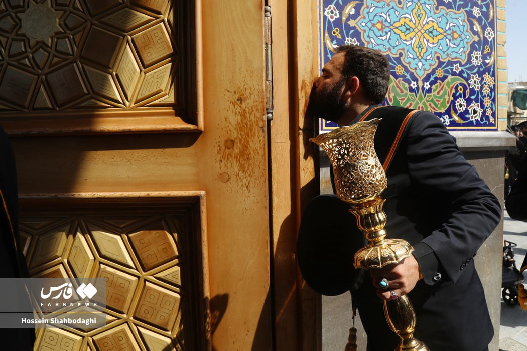 عکس/ دسته عزاداری خادمان در حرم حضرت معصومه(س) 
