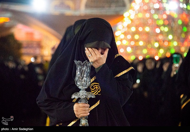 عکس/ آیین لاله گردانی شام غریبان شهادت امام رضا(ع) در حرم مطهر حضرت شاهچراغ(ع)