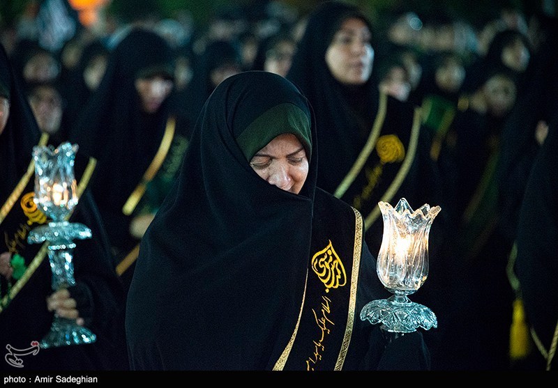 عکس/ آیین لاله گردانی شام غریبان شهادت امام رضا(ع) در حرم مطهر حضرت شاهچراغ(ع)