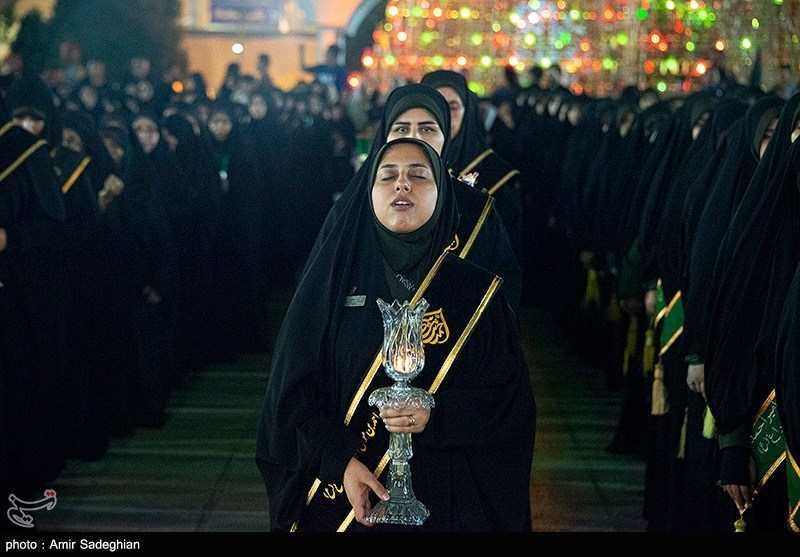 عکس/ آیین لاله گردانی شام غریبان شهادت امام رضا(ع) در حرم مطهر حضرت شاهچراغ(ع)
