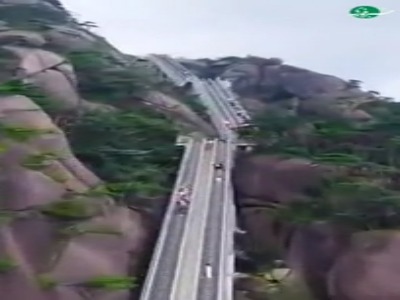 ساخت آسانسور ۱۰ طبقه روی کوهی در چین!