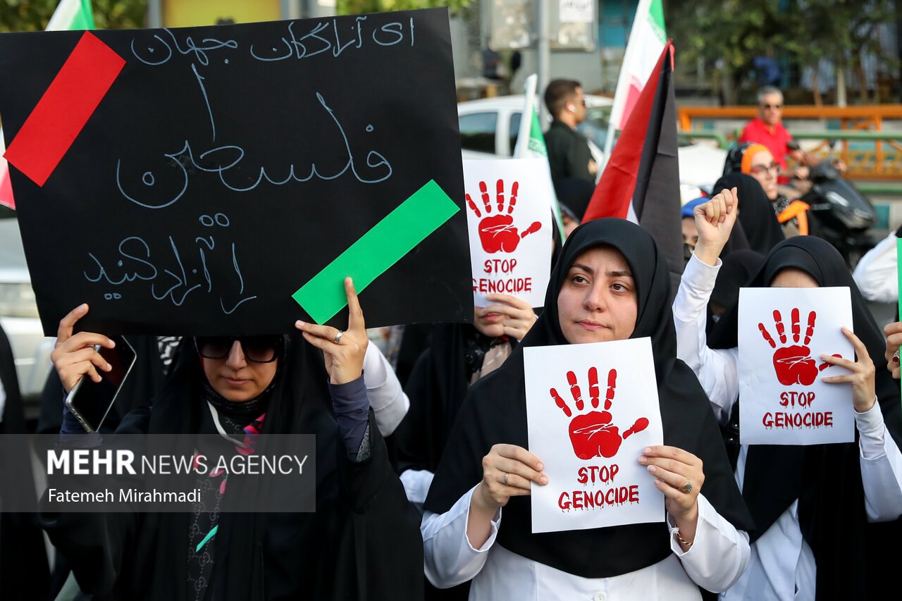 تجمع اعتراضی کادر درمان دانشگاه تهران در محکوم کردن جنایات اسرائیل