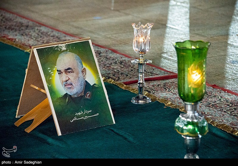 عکس/ آیین لاله گردانی شام غریبان شهادت امام رضا(ع) در حرم مطهر حضرت شاهچراغ(ع)