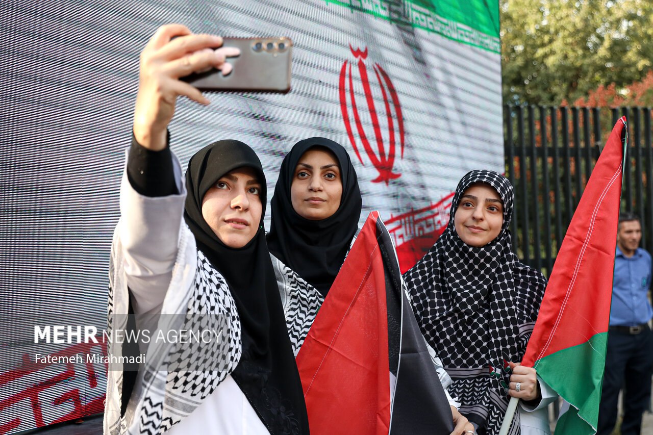 تجمع اعتراضی کادر درمان دانشگاه تهران در محکوم کردن جنایات اسرائیل