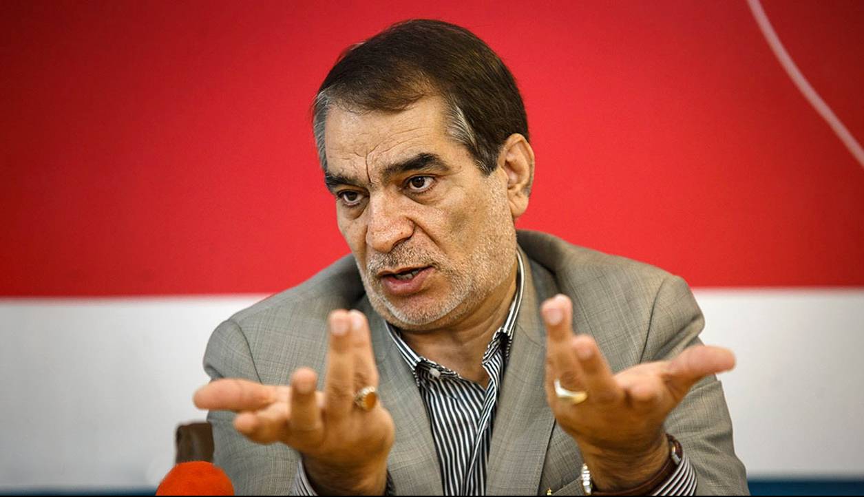 فعال اصولگرا: داشتن گوشی همراه به این معنی است که شما یک نتانیاهو یا یک ترامپ همراهتان است!