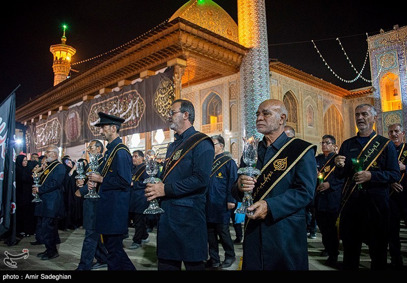 عکس/ آیین لاله گردانی شام غریبان شهادت امام رضا(ع) در حرم مطهر حضرت شاهچراغ(ع)