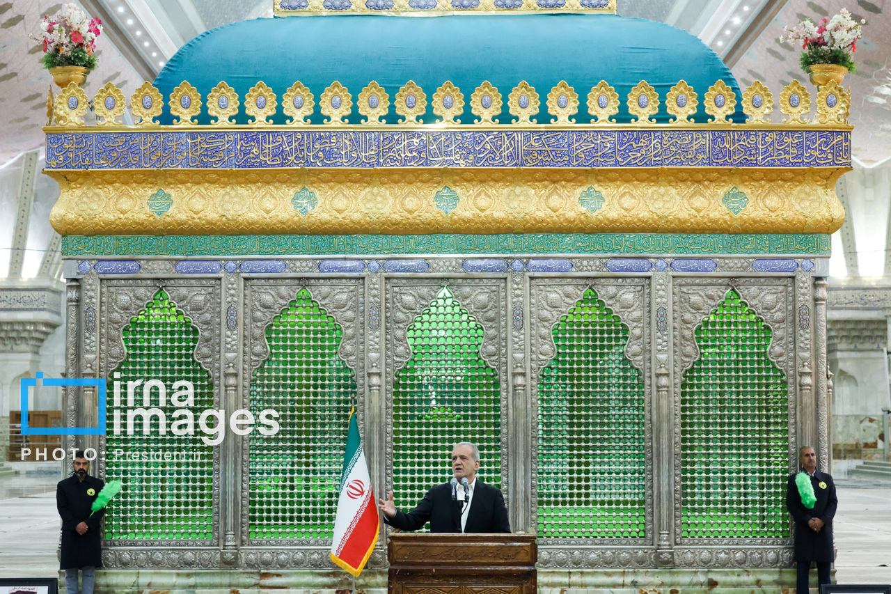 عکس/ تجدید میثاق رئیس جمهور و اعضای هیئت دولت چهاردهم با آرمان‌های امام(ره)