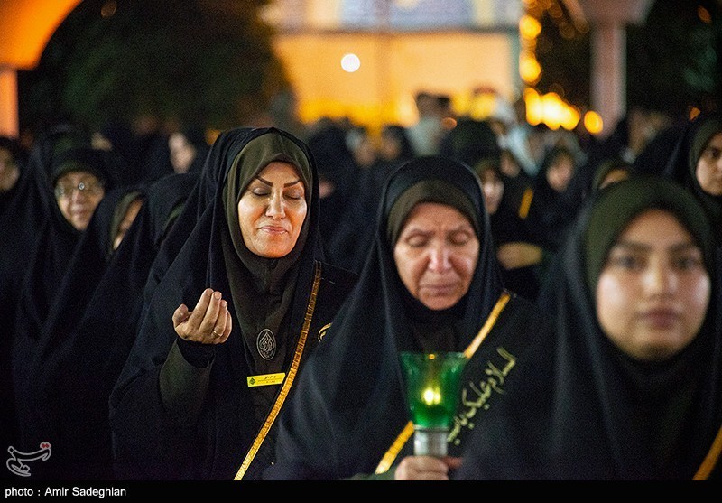 عکس/ آیین لاله گردانی شام غریبان شهادت امام رضا(ع) در حرم مطهر حضرت شاهچراغ(ع)