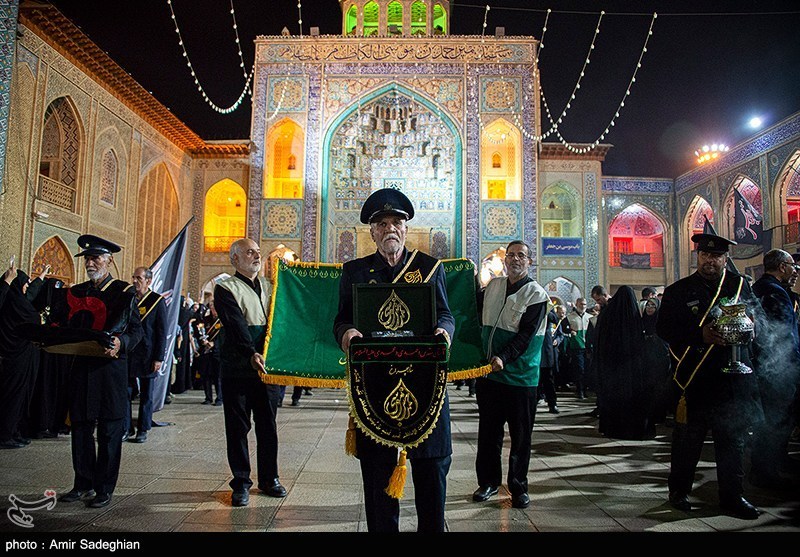 عکس/ آیین لاله گردانی شام غریبان شهادت امام رضا(ع) در حرم مطهر حضرت شاهچراغ(ع)
