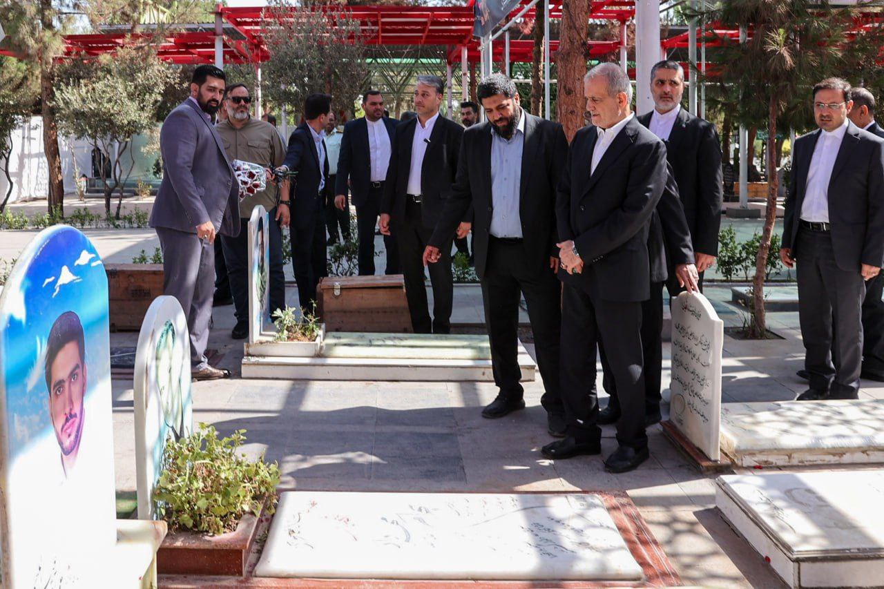 عکس/ حضور پزشکیان بر مزار شهدای تهاجم اسرائیل به ایران