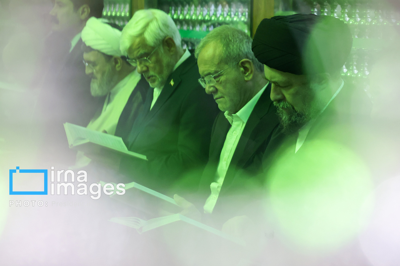 عکس/ تجدید میثاق رئیس جمهور و اعضای هیئت دولت چهاردهم با آرمان‌های امام(ره)