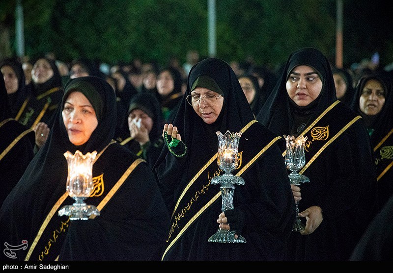 عکس/ آیین لاله گردانی شام غریبان شهادت امام رضا(ع) در حرم مطهر حضرت شاهچراغ(ع)