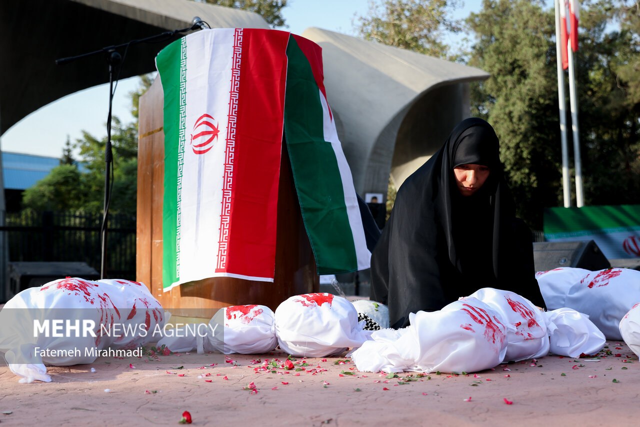تجمع اعتراضی کادر درمان دانشگاه تهران در محکوم کردن جنایات اسرائیل