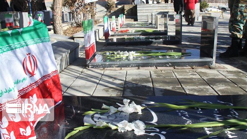 مزار شهدای سنندج غبارروبی و عطرافشانی شد