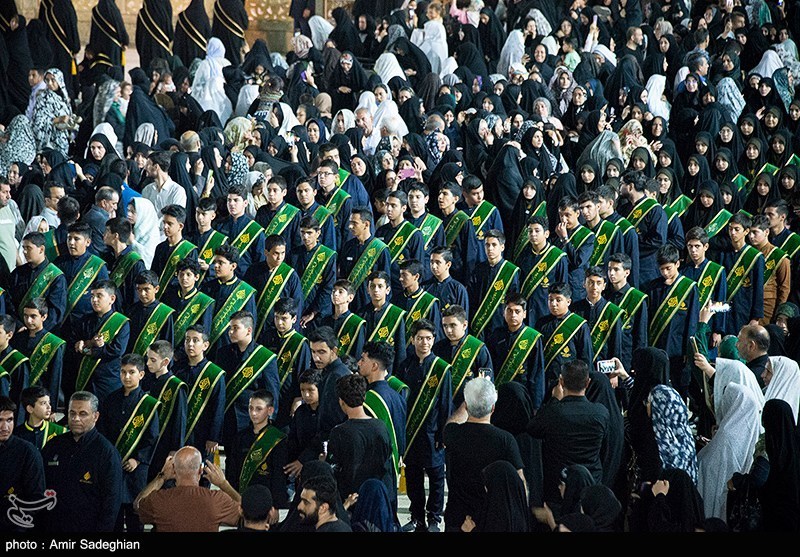 عکس/ آیین لاله گردانی شام غریبان شهادت امام رضا(ع) در حرم مطهر حضرت شاهچراغ(ع)