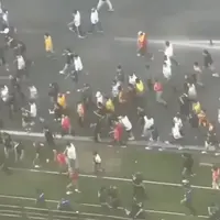 هواداران تیم علی کریمی به اتوبوس گالا حمله کردند!