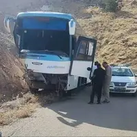 انحراف اتوبوس در ورودی صدرای شیراز؛ ۲۲ مسافر مصدوم شدند