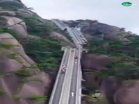 ساخت آسانسور ۱۰ طبقه روی کوهی در چین!