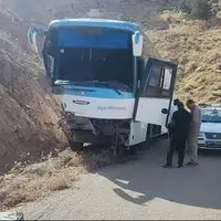 مصدومیت ۲۲ مسافر بر اثر انحراف اتوبوس در ورودی صدرای شیراز