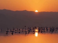 لحظۀ طلوع خورشید در دریاچۀ مهارلو