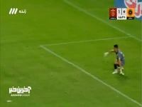 صحنه مشکوک سرنگونی رضا شکاری در محوطه جریمه سپاهان که داور بعد از بازبینی رای به ادامه بازی داد 