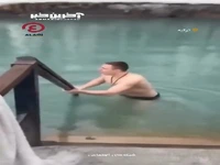 حمله‌ی هلیکوپتری یک قو به یک شناگر ترک داخل دریاچه