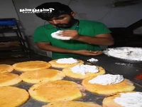 تصاویر عجیب از یک کارخانه قنادی در هند؛ تولید کیک در شرایط به شدت غیربهداشتی!