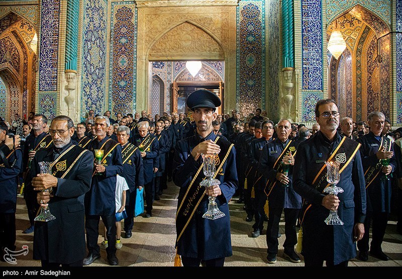 عکس/ آیین لاله گردانی شام غریبان شهادت امام رضا(ع) در حرم مطهر حضرت شاهچراغ(ع)
