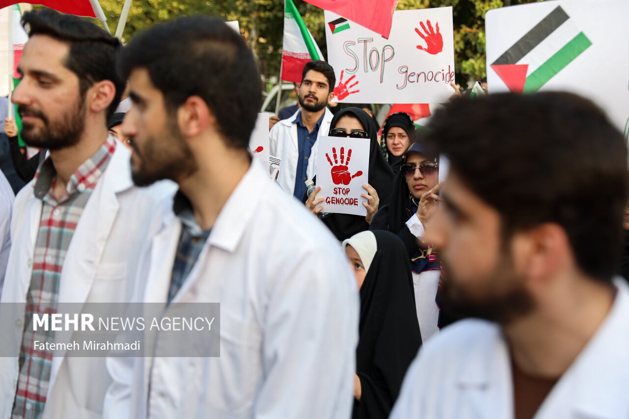 تجمع اعتراضی کادر درمان دانشگاه تهران در محکوم کردن جنایات اسرائیل