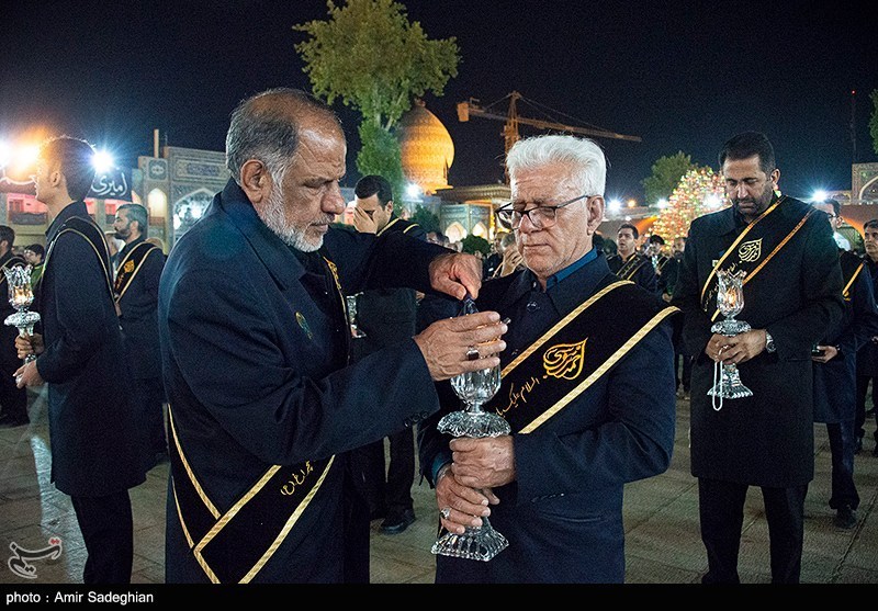 عکس/ آیین لاله گردانی شام غریبان شهادت امام رضا(ع) در حرم مطهر حضرت شاهچراغ(ع)